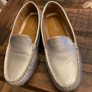 Lightly worn aerosoles. There are glue stains from heel protectors.